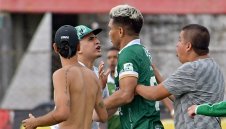 Наказаха играч за попляскване на жена по дупето