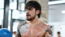 Боец с коварен удар преди битка, дразни съперника с гаджето му + СНИМКИ