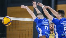 Шампионите са на колене пред „сините богове“