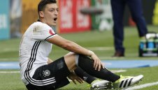 Йозил: Младите германци да идват в Англия