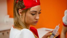 Секс-символ на биатлона в Италия изгря като медицинска сестра във филм + СНИМКИ