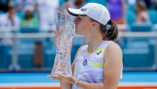 Швьонтек отвя Осака за титлата в Маями 