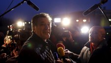 Футболен бос се напи "като кирка", танцува гол до кръста + ВИДЕО