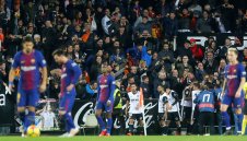 Буки изплаща печалби за победа на Барса над Валенсия