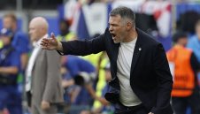 Вили Саньол със съвет към играчите си след хикса с Чехия