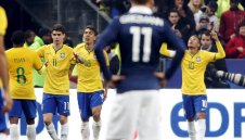 Гладни бразилци изядоха "петлите" в Париж