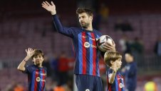 Пике чака дете от новото си гадже + СНИМКИ