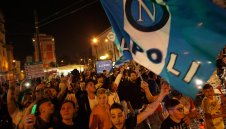 УНИКАЛНО: Хиляди чакат героите в Неапол + ВИДЕО