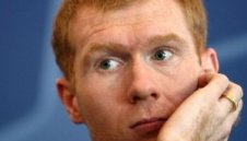 Удължават договора на Пол Скоулс с още две години