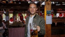 ОФИЦИАЛНО: Край на сагата! Нойер преподписа с Байерн