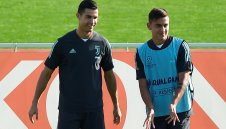 Роналдо целуна Дибала, на аржентинеца му хареса + ВИДЕО