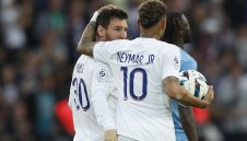 Бекъм спъва Барса за Меси