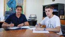 Млад вратар подписа професионален договор с Левски 