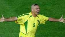 Феномена проговори за странната прическа от 2002 година