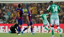 Барселона пропилява таланта на Де Йонг