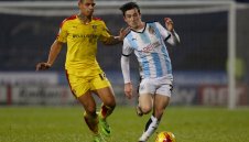 Клоп слухти около защитник на Лестър