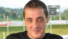 Шефът на ЦСКА черпи феновете със златна водка