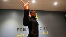 Дани Алвеш преподписва с Барса за два сезона