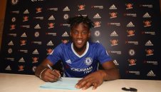 ОФИЦИАЛНО: Челси привлече Мичи Батшуай