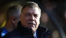 Големия Сам изтрещя, поиска наказание за .... клубен талисман