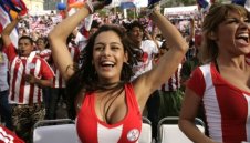 Манекенка се съблича чисто гола при победа на Парагвай над Испания