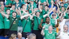 Ирландците се гаврят с Франция, размахват фланелки на Меси