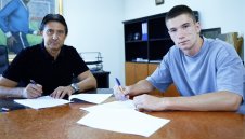 Левски даде професионален договор на юношата Стивън