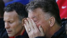 Ван Гаал ще обновява титулярния си състав