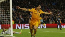 Шефовете на Барса молят Суарес за по-висока заплата