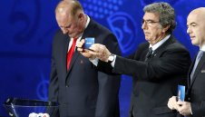 VAR обърна футбола с главата надолу