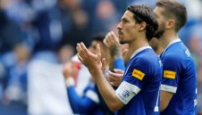 Шалке си гарантира оставането в Бундеслигата след нулево реми