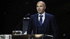 Разследват Иниеста за измама