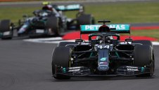 Късна драма! И спукана гума не спря Хамилтън към нова победа + ВИДЕО