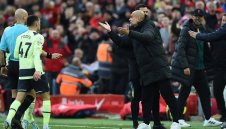 Целят Гуардиола с монети на „Анфийлд“