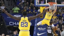 Стеф наказа Сакраменто с 10 тройки и забивка