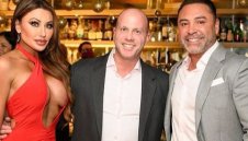 Секси мацка със силиконови гърди взе акъла на страшилището Де ла Оя + СНИМКИ