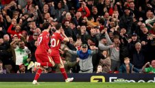 Ливърпул триумфира в мърсисайдското дерби и докосва титлата