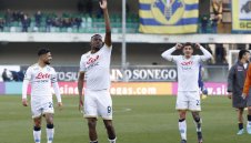 Наполи победи във Верона и остана в битката за титлата