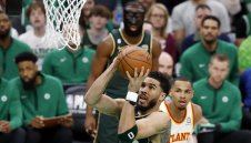 Бостън и Филаделфия стартираха с лесни победи плейофите