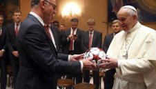 Босът на Байерн се намърда в УЕФА