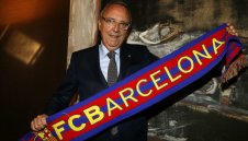 Бивш президент на Барса: Моля се за дубъл и Байерн да изтряска Реал