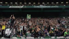 Фенове на Спортинг нападнаха играчите, счупиха главата на Бас Дост + ВИДЕО и СНИМКА (18+)