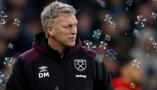 Уест Хям дава нов договор на Мойс