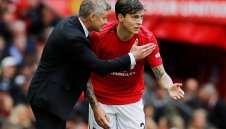 Юнайтед дава нов договор на стълб в защитата