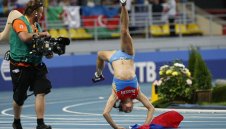 Елена Исинбаева се завръща през 2016 година