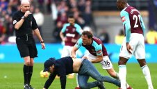 Феновете на Уест Хям бесни, прекъснаха мача с Бърнли