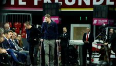 Радост в Байерн! Нойер хвърли патериците