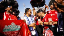 Газ срещу деца: УЕФА се извини на Ливърпул и Реал за хаоса