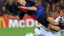 Фиго: Случващото се с Барселона е ненормално