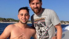 Фен плува километър до яхтата на Меси за снимка